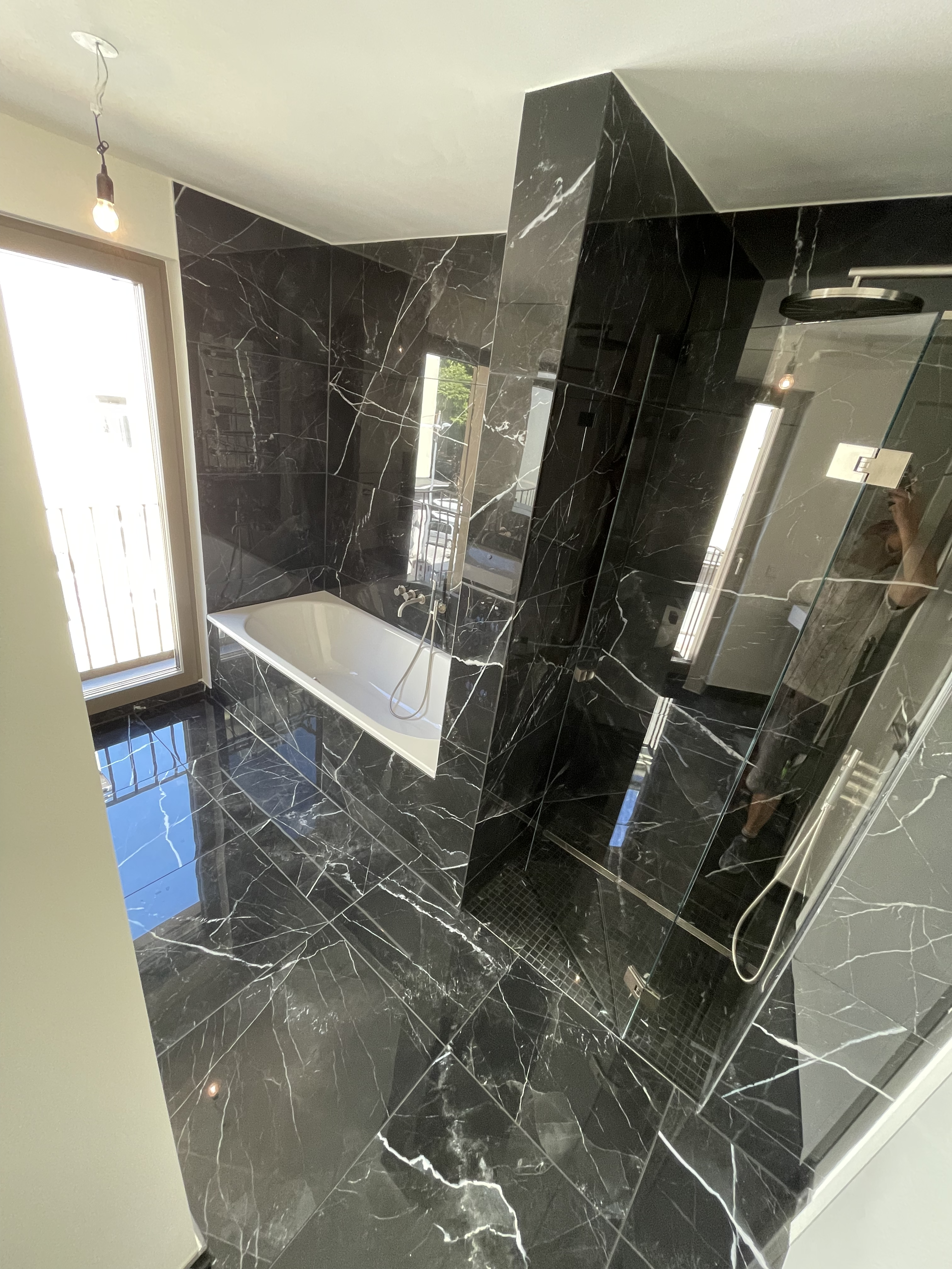 Schwarz-Weiß-Baddesign